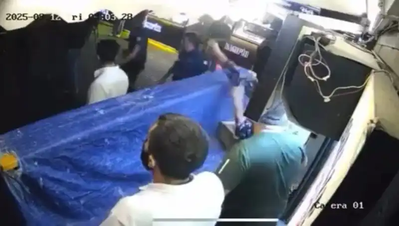 Ortaköy’deki Olaylı Gece: Sokakta Tekme Tokat Kavga!