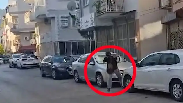 İzmir'de Saldırganla Çatışma Anları: Güvenlik Görevlileri Kahramanlık Gösterdi