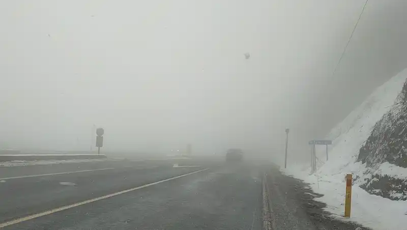 Bolu Dağı’nda Ulaşım Problemleri: Kar ve Sis Sürücüleri Zor Durumda Bıraktı