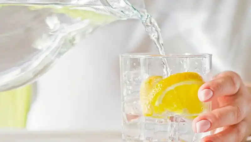 Limonlu Su Tüketmenin Gizemli Faydaları: Doktorun Açıklamaları