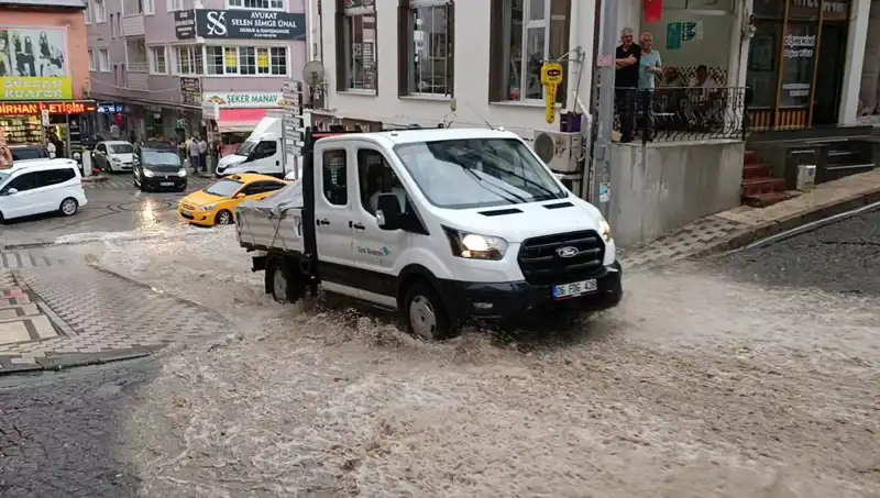 10 Dakikada Yaşanan Sağanak: Şehirde Su Baskınları Alarm Verdi