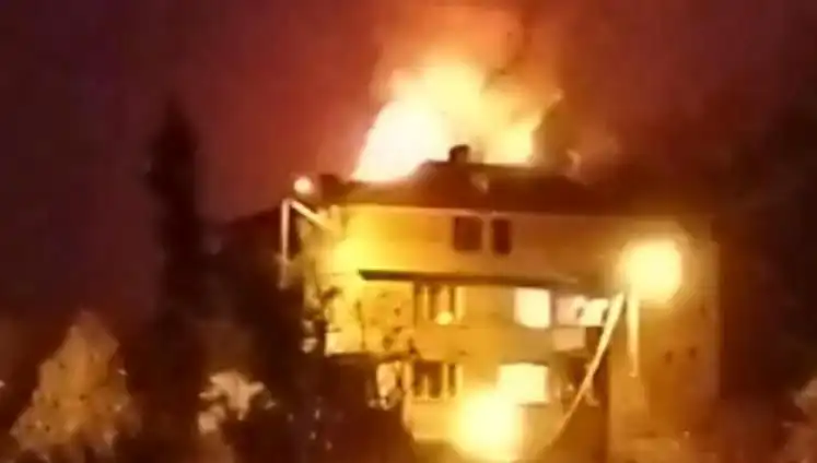 Mahallede Korkutan Yangın: Saman Dolu Çatı Alev Alev Yandı!