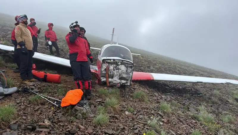 Türk Pilotun Kullanımındaki Uçak Düştü: Tragedy ve Hayat Kurtarma Anları