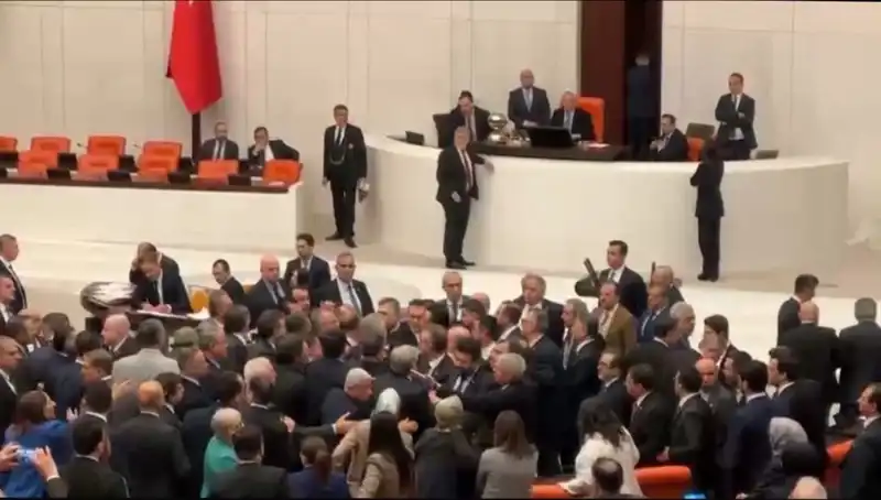 Mecliste Emekli İkramiyesi Gerilimi: Sert Tartışmalar ve Kavga Ortaya Çıktı
